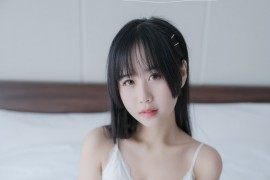 萌芽儿o0 NO.001 白色丝质衣服作品赏析