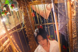 网红@是青水 犹如黄金屋内的金丝雀