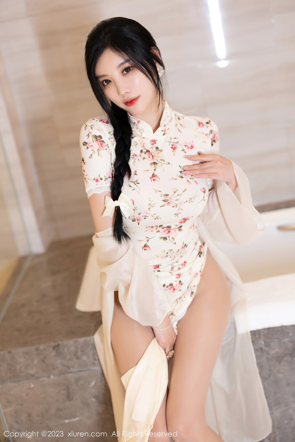 [秀人网] 2023.09.08 No.7363 杨晨晨Yome米色带花纹图案长款旗袍[87P/732MB] 第1张