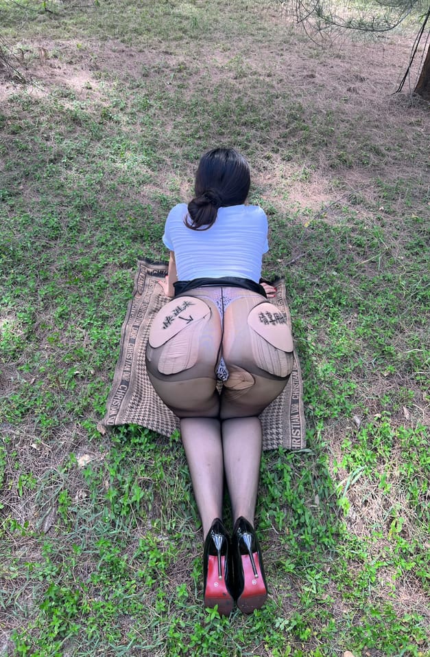 【微-密】迷人的五姨太-制服OL的户外诱惑 [30P-198M] 第1张