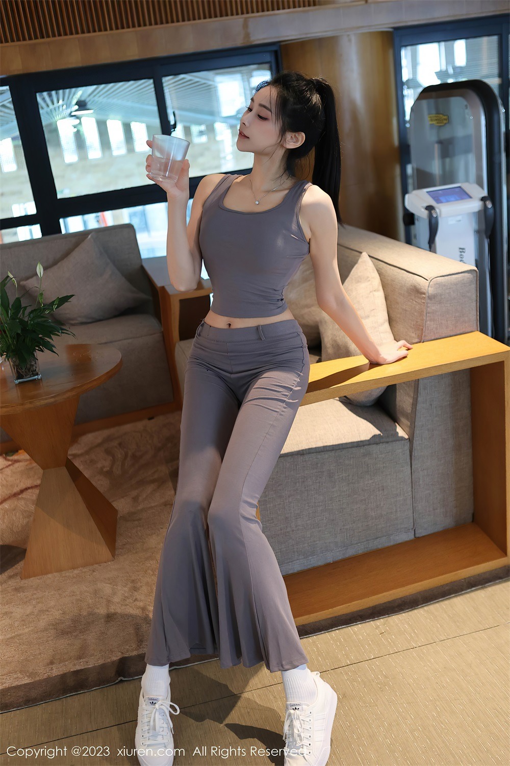 [秀人网] 2023.10.16 No.7512 草莓mm 灰色运动服[72P/688MB] 第1张