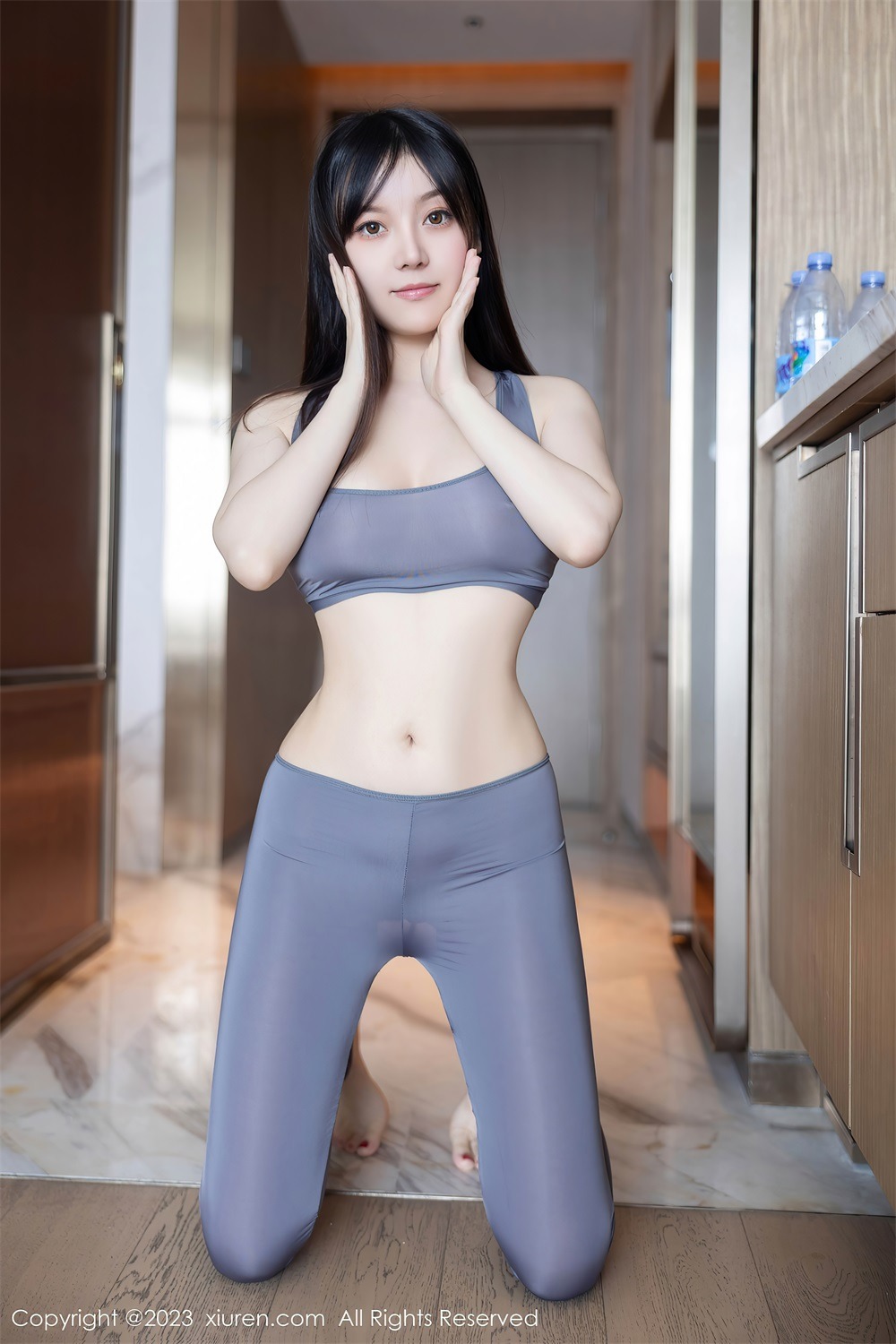 [秀人网] 2023.10.20 No.7543 豆瓣酱 灰色运动瑜伽服饰[83P/742MB 第1张