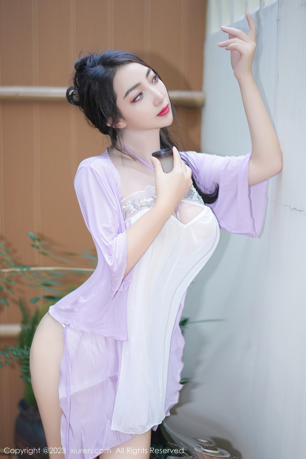 [秀人网] 2023.11.15 No.7665 娇喘JC紫色薄纱服饰[62P/573MB] 第1张