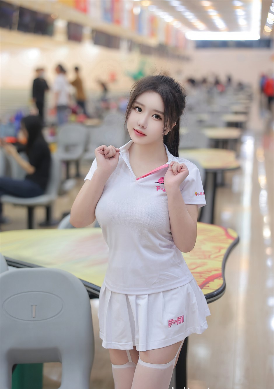 [秀人网] 2024.02.20 NO.8118 小薯条nienie 保龄球馆场景[81P/671MB] 第1张