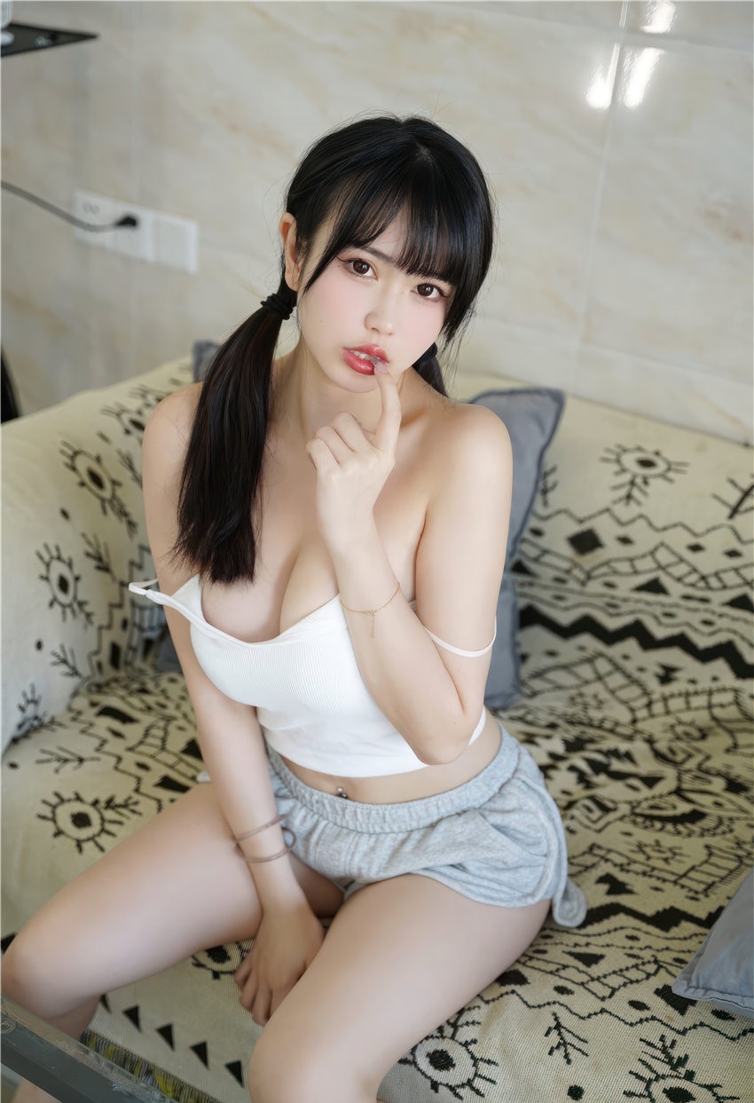 Tina很妖孽呀 白色纯欲吊带[27P-182MB] 第1张