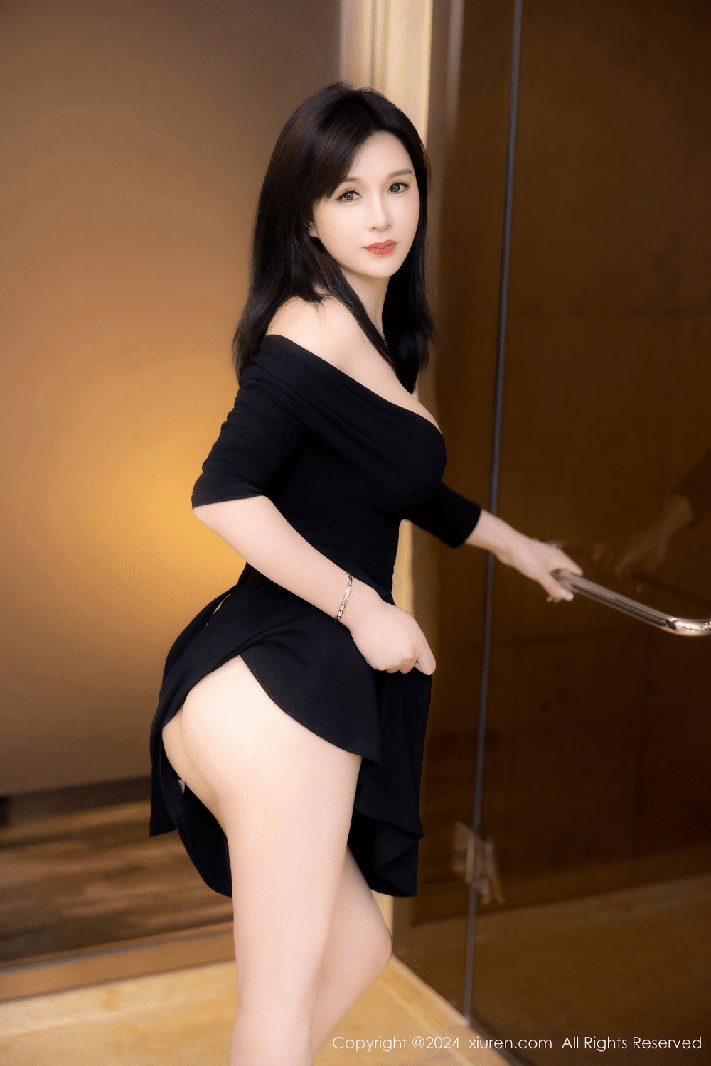 [秀人网] 2024.07.02 NO.8787 水水姐 黑色连衣裙[79P/671MB] 第1张
