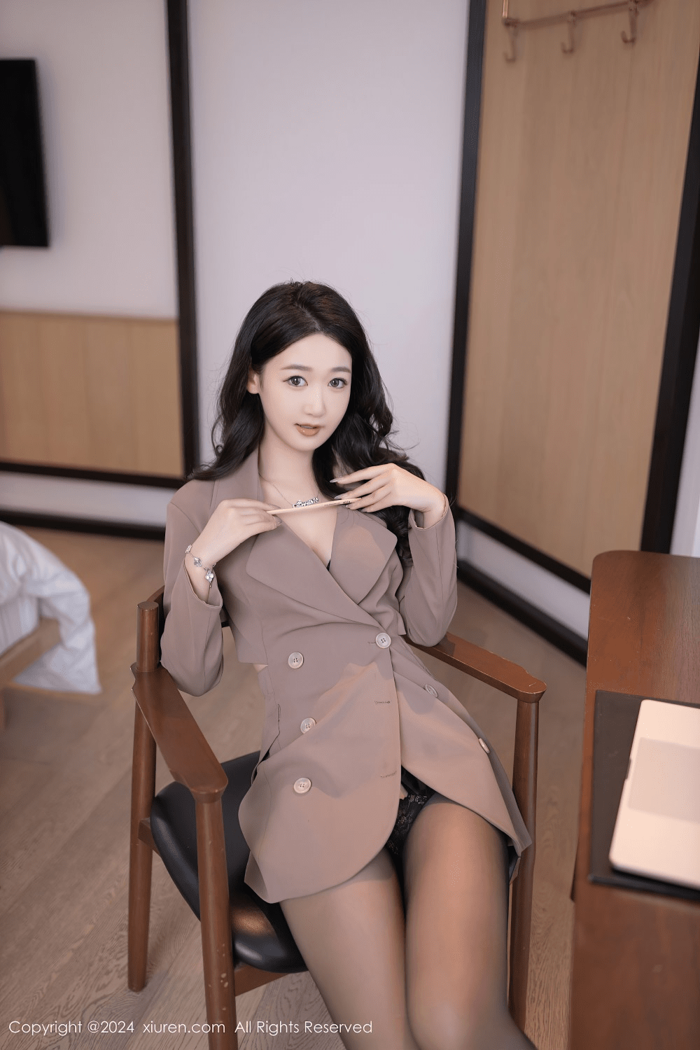 [秀人网] 2024.07.08 NO.8824 唐安琪 犯错的秘书[84P/754MB] 第1张