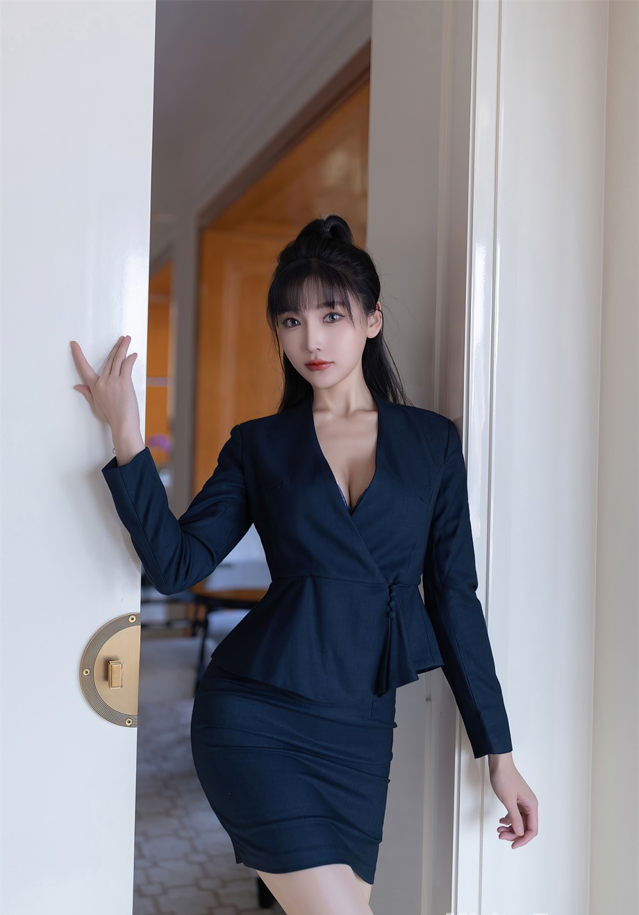 [秀人网] 2024.10.10 NO.9263 陆萱萱 黑色OL服[81P/691MB] 第1张