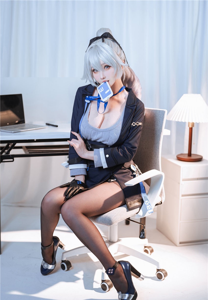 rioko凉凉子 布洛妮娅OL 大鸭鸭 [50P12V-896MB] 第2张