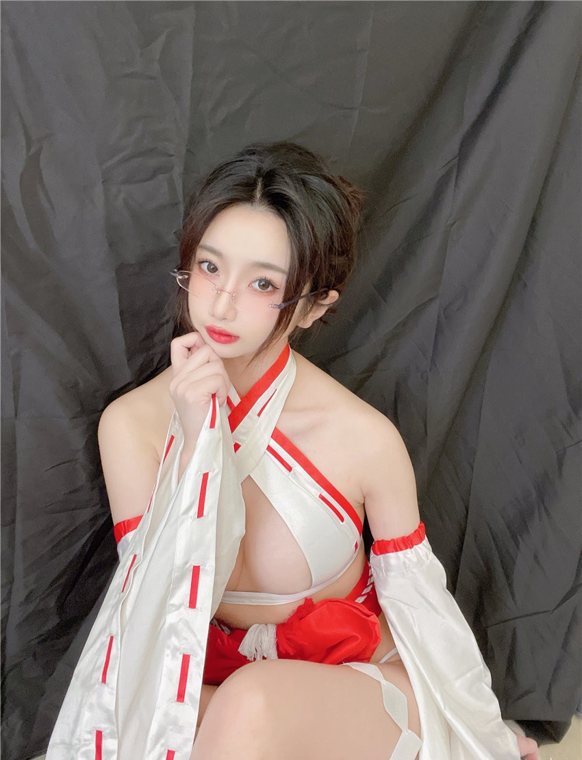 鬼畜瑶在不在w 巫女 眼镜娘 [30P-86MB] 第4张