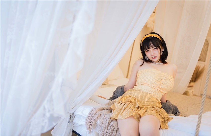 阿半今天很开心 黄色抹胸[68P1V-610MB] 第3张