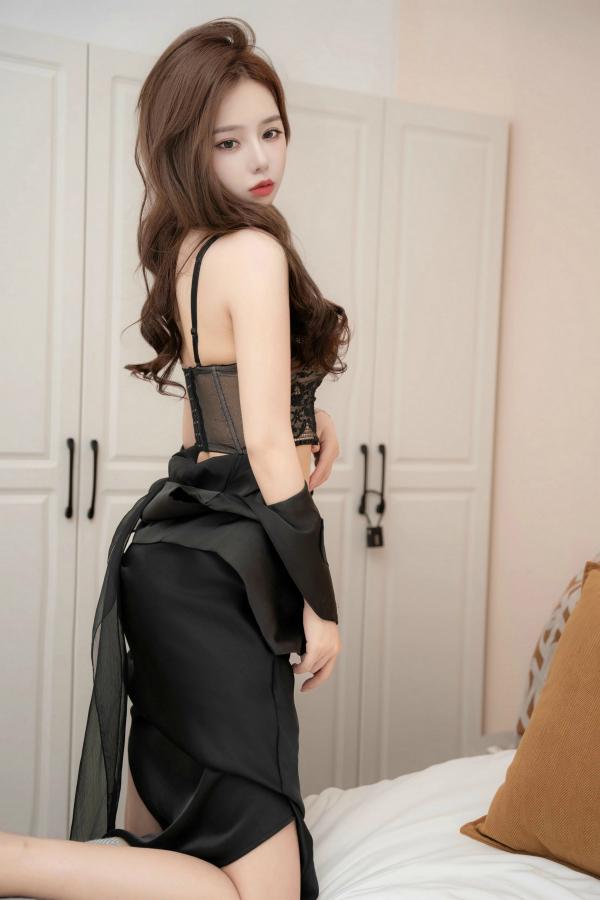 [秀人网] 2024.11.27 NO.9511 拍黄瓜girl 黑色长裙[77P/708MB] 第1张