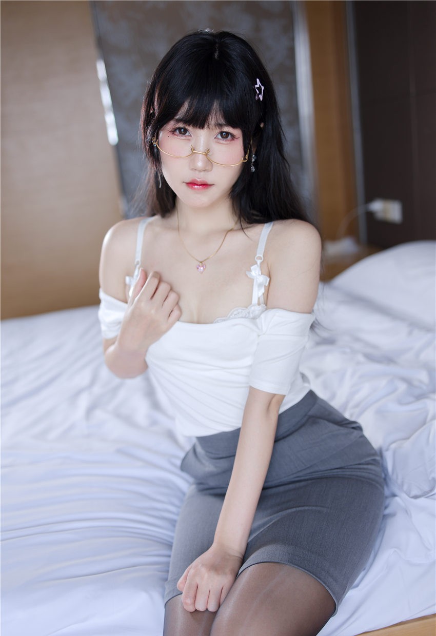 不呆猫 OL 顶头上司 [91P1V-1.41GB] 第3张