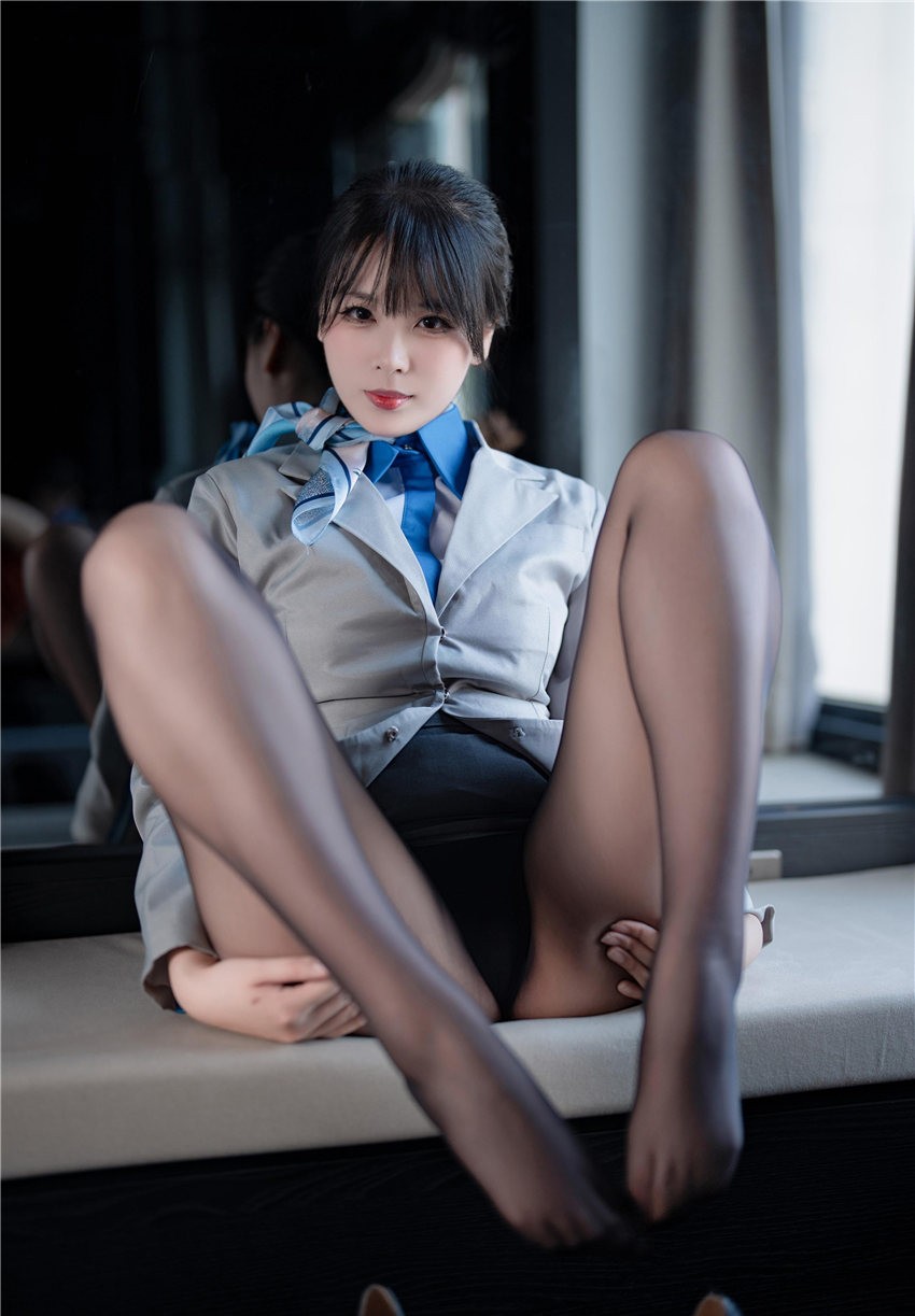 轩萧学姐 生日作 空姐黑咝+灰咝 [140P2V-7.82G] 第3张