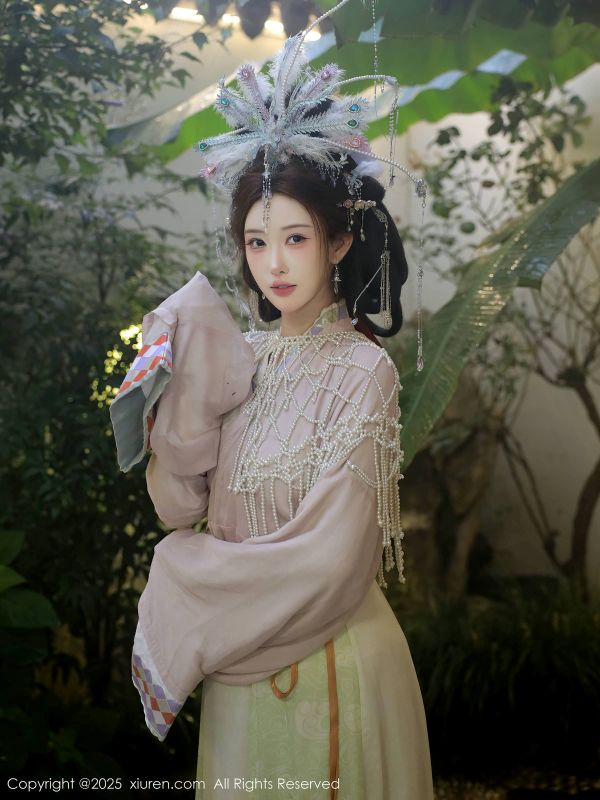 [秀人网] 2025.09.05 NO.10736 梨霜儿 浅色古装[80P/965MB] 第1张