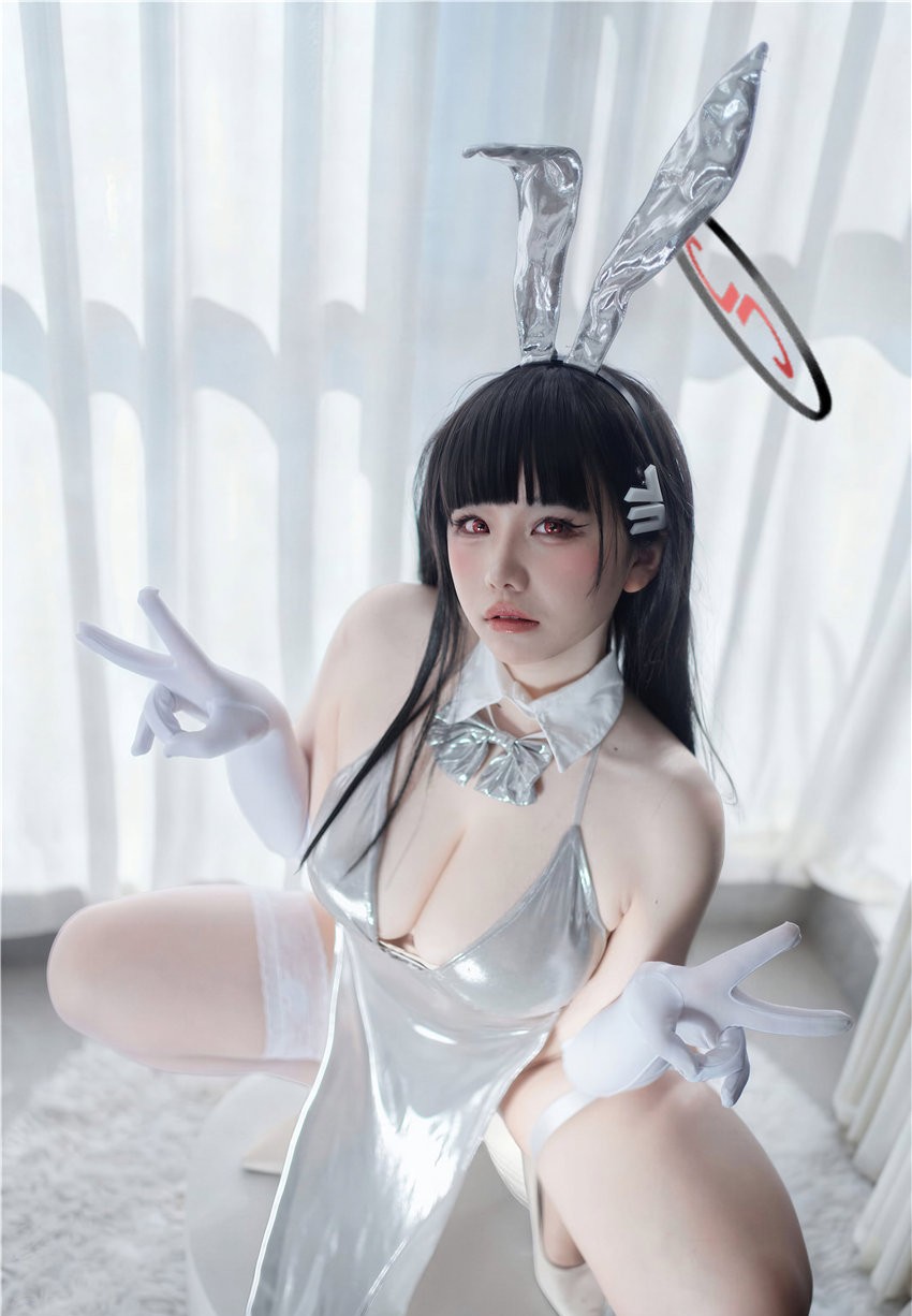 阿半今天很开心 蔚蓝档案 调月莉音·银色长裙[102P3V-1.24G] 第2张